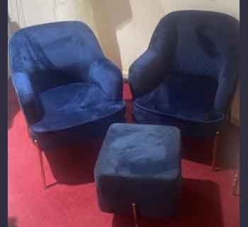 2 FAUTEUILS CLUB BLEU VELVET AVEC ACCOUDOIR TABLE BASSE