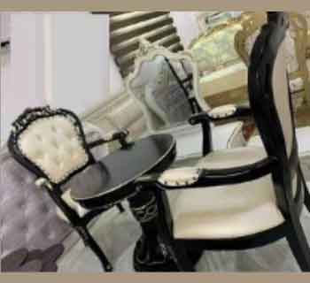 CHAISE MINISTRE BLANC AVEC TABLE BASSE