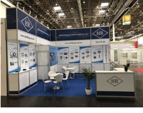 STAND VIP 5X5m² /25m² m/20m² ( 1 comptoir – 2 présentoir - 1 table de discussion – 4 chaises – 2 tabouret haute - Impression sur vinyle