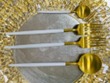 Ensemble de 4 couteaux, fourchettes et cuillères dorés et blancs